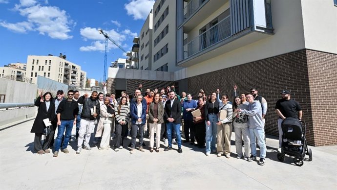 La consellera de Territorio de la Generalitat, Sílvia Paneque, durante la entrega de llaves en Sabadell (Barcelona).