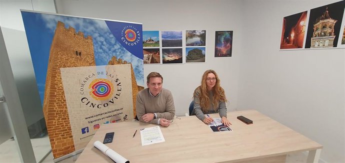 El consejero de Turismo y Cultura de la Comarca de Cinco Villas, Armando Soria, y la gerente del Plan de Sostenibilidad Turística, Diana García.