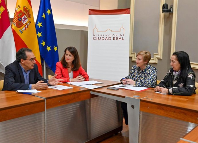 Reunión entre la Asociación de Cervantistas, la UCLM y la Diputación de Ciudad Real.