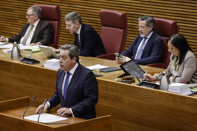 El síndic de Vox en Les Corts, José María Llanos, durante una sesión de control, en Les Corts Valencianes, a 26 de marzo de 2026, en Valencia