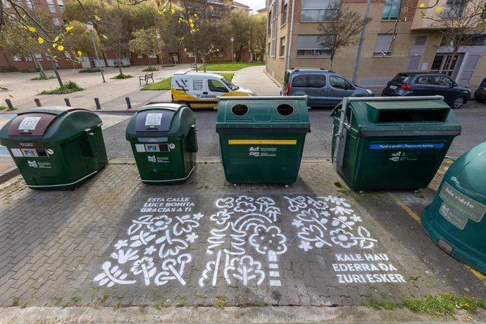 Mensaje en una isla de contenedores para concienciar contra el bolseo.