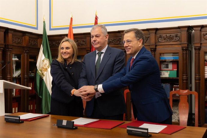 El alcalde de Sevilla, José Luis Sanz, la alcaldesa de Granada, Marifrán Carazo, y el alcalde de Albacete, Manuel Serrano,  firman un protocolo de colaboración