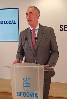 El alcalde de Segovia durante la rueda de prensa tras la reunión de la Junta Local de Gobierno.