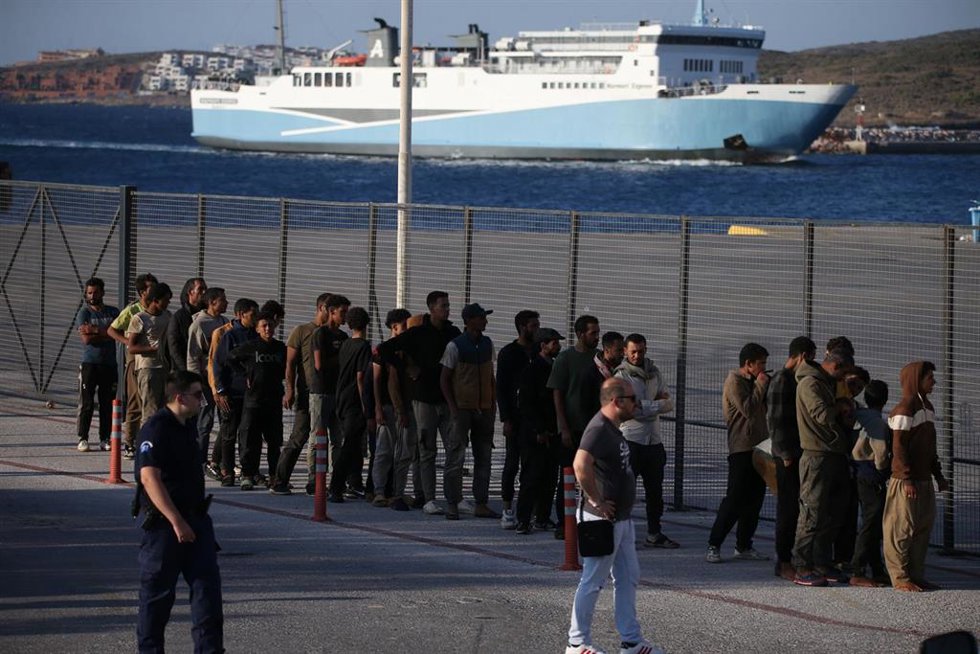 Archivo - Imagen de archivo de un grupo de migrantes a su llegada a Grecia.