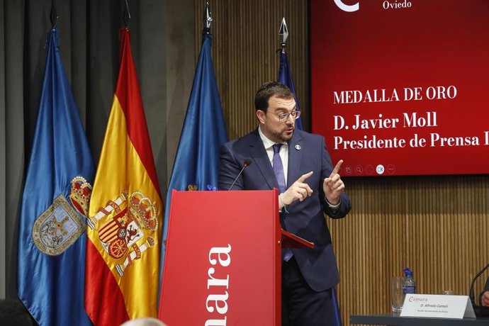 El presidente del Principado, Adrián Barbón, durante su intervención en la Cámara de Comercio de Oviedo.