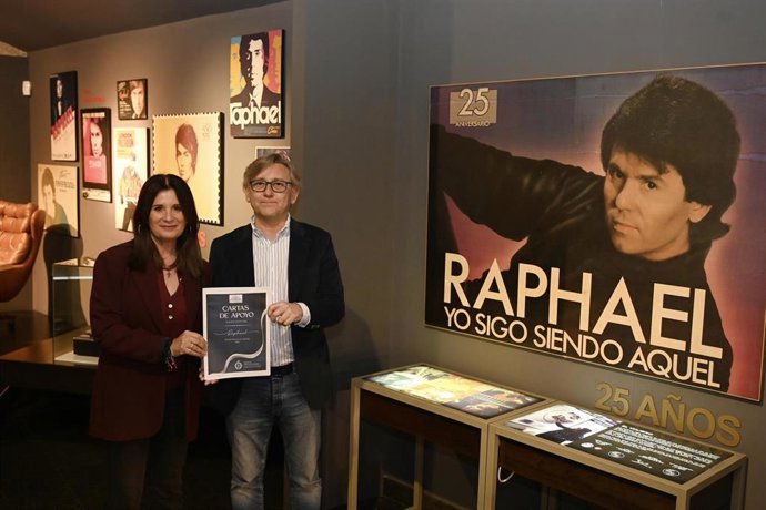 La alcaldesa Auxi del Olmo muestra los apoyos a la candidatura de Raphael junto al concejal Enrique Mendoza