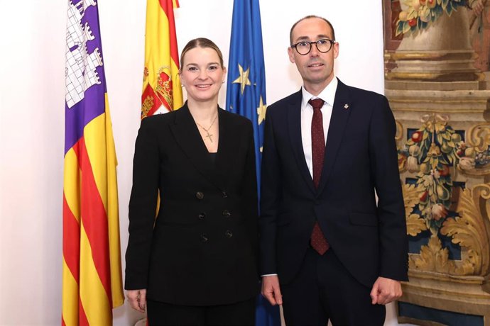 Archivo - La presidenta del Govern, Marga Prohens, con el presidente del Consell de Formentera, Óscar Portas.
