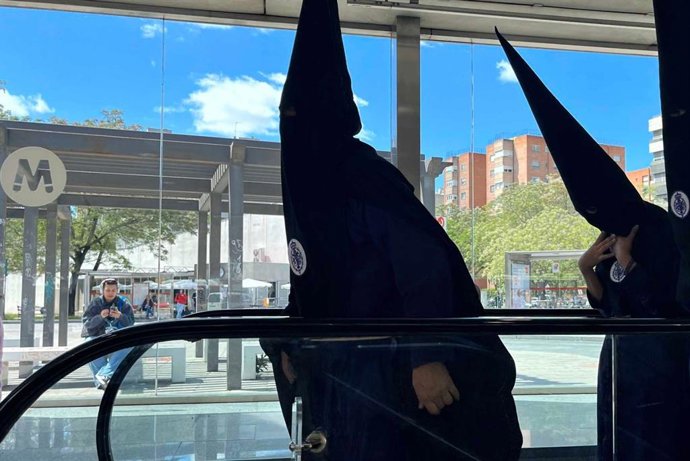 Nazarenos saliendo de una estación del Metro como imagen de recurso.