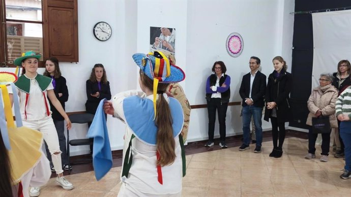 Alumnos del IES de Manacor interpretan cinco piezas de microteatro en el CPAP del municipio.