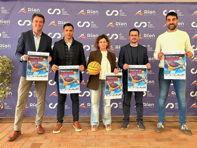 La vicepresidenta de la Real Federación Española de Natación, Nuria Perea, y el director general de Deportes del Ayuntamiento de Palma, David Salom, en la presentación del Campeonato de España Infantil de Waterpolo por Federaciones Territoriales.