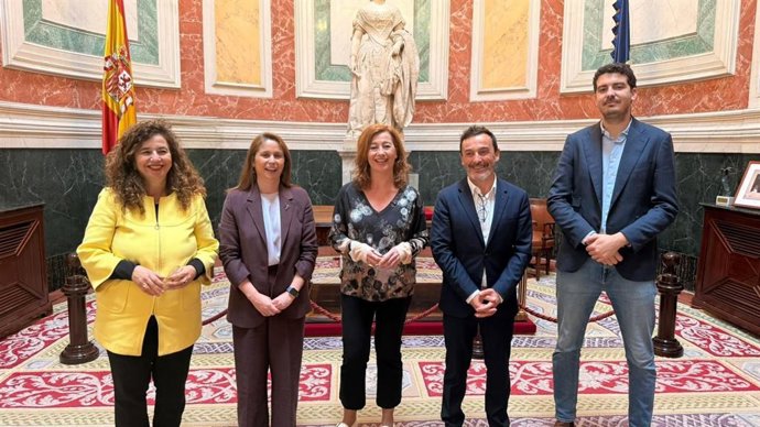 La secretaria general del PSIB-PSOE, Francina Armengol, y otros miembros socialistas