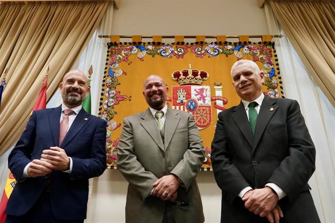 José (c), el penado indultado por el Consejo de Ministros que será liberado por Nuestro Padre Jesús de Málaga el próximo Miércoles Santo junto al subdelegado del Gobierno en Málaga, Javier Salas (i) y el hermano mayor de la cofradía, Ramón Varea (d)