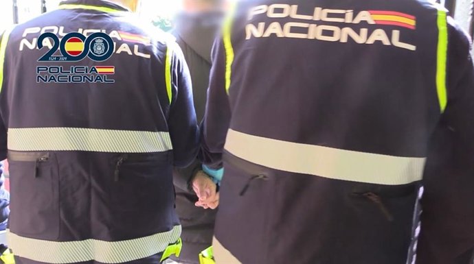 La Policia amb el detingut pel crim en el Xenillet