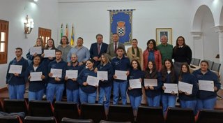 Visita del delegado de Empleo, Juan Carlos Duarte a los 15 alumsno del programa de Empleo y Formación 'Moguer te cuida'.