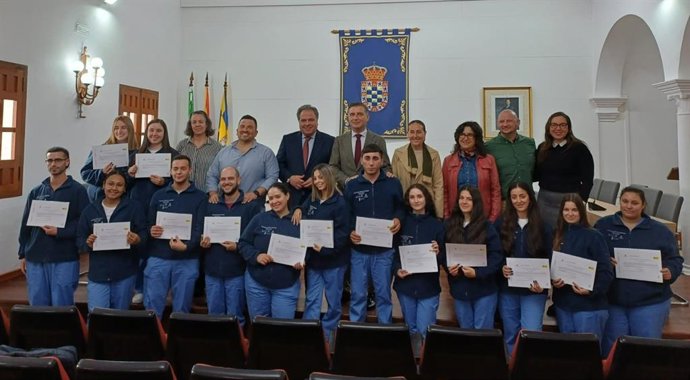 Visita del delegado de Empleo, Juan Carlos Duarte a los 15 alumsno del programa de Empleo y Formación 'Moguer te cuida'.