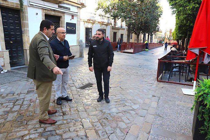 El teniente de alcaldesa de Seguridad en el Ayuntamiento de Jerez de la Frontera, José Ignacio Martínez, supervisando uno de los pasos de peatones de la Carrera Oficial de la Semana Santa.