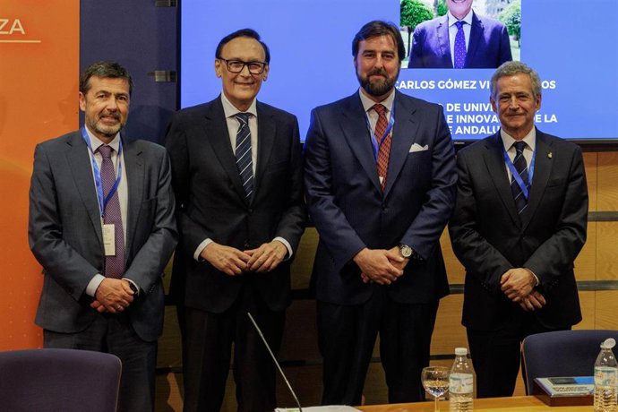 El consejero de Universidad, José Carlos Gómez Villamandos, segundo por la izquierda, en Andalucía Aeroespace.