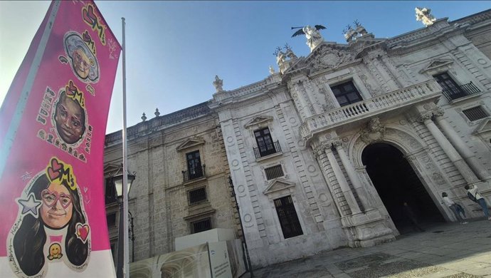 Fachada principal del Rectorado, con una de las banderolas centradas en los actos del 8M, como foto de recurso.