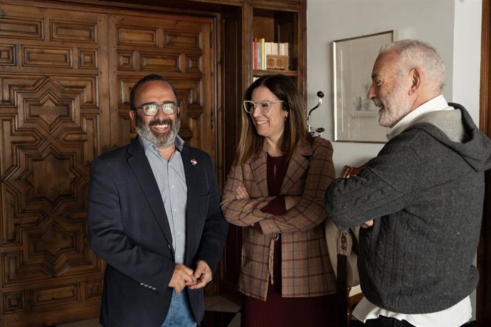 El presidente de la Diputación de Cáceres, Miguel Ángel Morales, junto a la presidenta de la Sociedad Extremeña de Cardiología, María Victoria Mogollón Jiménez, y el cardiólogo José Javier Gómez Barrado