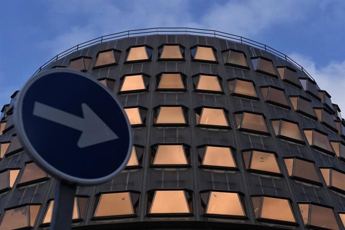 Archivo - Una señal de tráfico frente a la sede del Tribunal Constitucional el día que se celebra el Pleno extraordinario del Tribunal Constitucional (TC), a 19 de diciembre de 2022, en Madrid (España). 