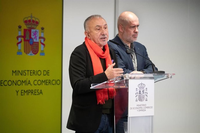El secretario general de UGT, Pepe Álvarez (i), y el secretario general de CCOO, Unai Sordo (d).