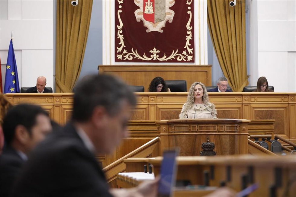 Debate sobre la Ley de Medidas Administrativas y Tributarias de Castilla-La Mancha durante el pleno en las Cortes de Castilla-La Mancha en el antiguo Convento de San Gil, sede del Parlamento Regional en Toledo.