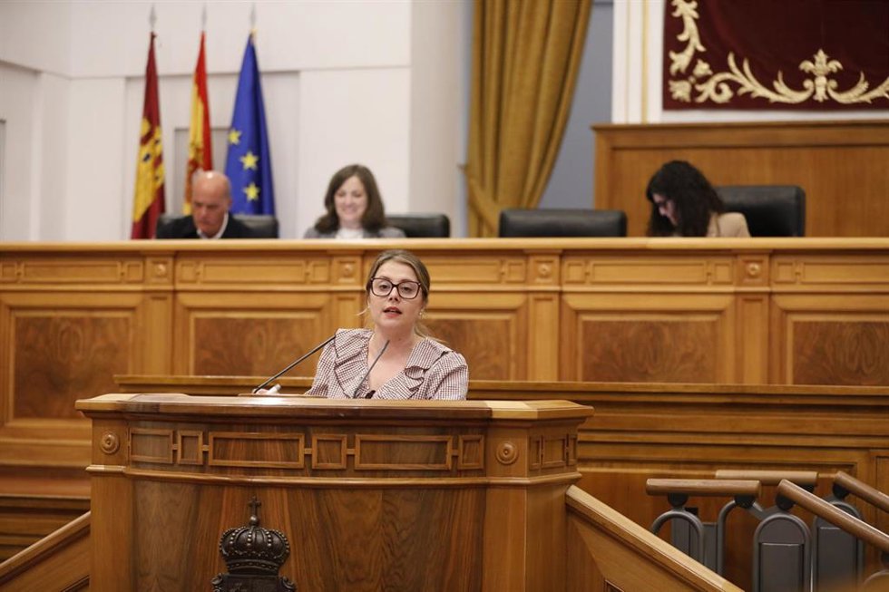 La diputada del PP, Itziar Asenjo, durante el debate general sobre medidas que contribuyen a impulsar los salarios y la situación laboral condicionando el desarrollo económico y social de la región, en las Cortes de Castilla-La Mancha.
