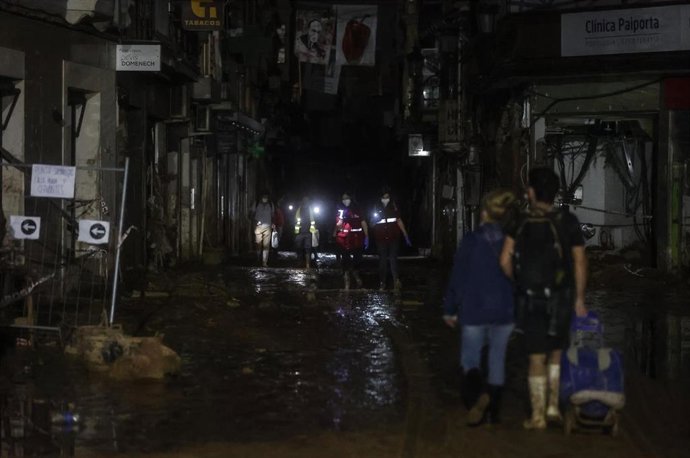 Archivo - Imagen de archivo de varias personas durante un paseo nocturno, a 6 de noviembre de 2024, en Paiporta, Valencia