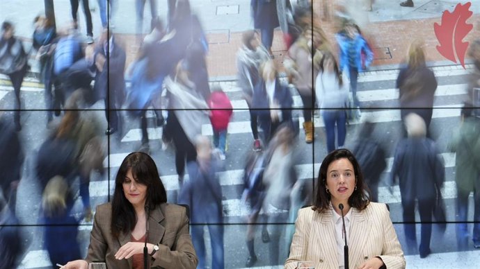 La diputada de Hacienda y Finanzas de Bizkaia, Itxaso Berrojalbiz, junto a la portavoz foral, Leixuri Arrizabalaga.