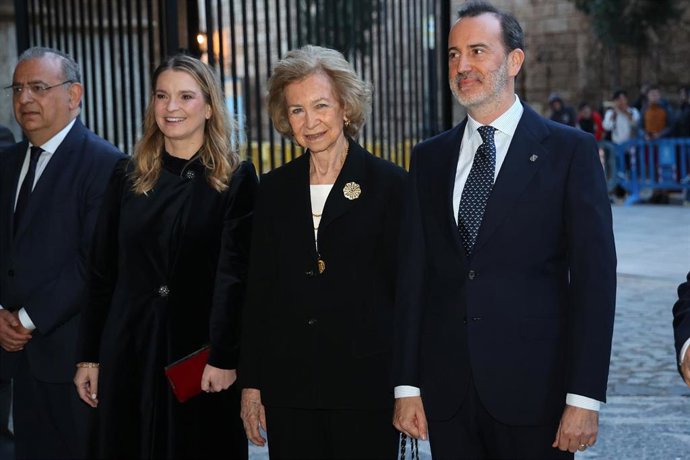 Archivo - La Reina Sofía (2d) y la presidenta de Baleares, Marga Prohens (2i) , durante el concierto anual de Pascua, en la Catedral a 14 de abril de 2025, en Palma 