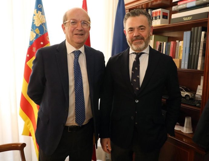 El vicepresident segon i conseller de Presidència, José Díez, amb el director de la Representació de la Comissió Europea a Espanya, Daniel Calleja.