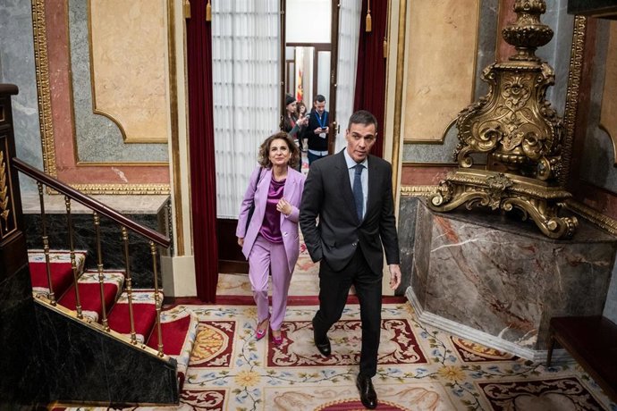 La vicepresidenta primera y ministra de Hacienda, María Jesús Montero, y el presidente del Gobierno, Pedro Sánchez, a su salida de una sesión plenaria, en el Congreso de los Diputados, a 26 de marzo de 2026, en Madrid (España).