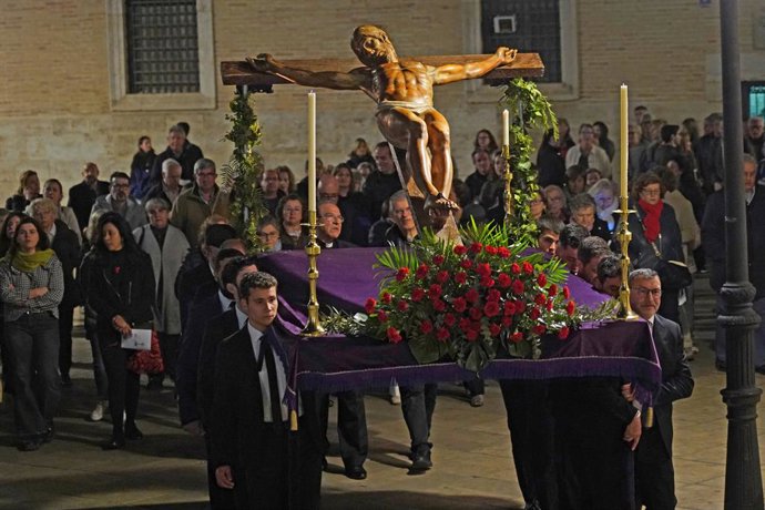 Archivo - Arxiu - El Viacrucis diocesà recorre el centre històric de València