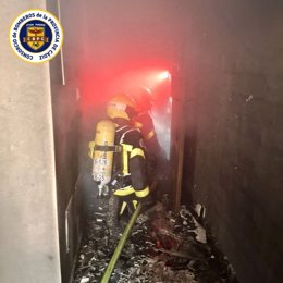 Bomberos actuando en una vivienda de Algeciras tras una explosión de gas.