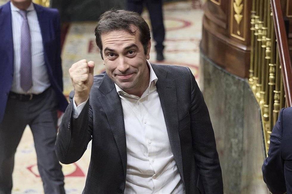 Archivo - El ministro de Economía, Comercio y Empresa, Carlos Cuerpo, tras la aprobación del embargo de armas a Israel y la Ley de Movilidad Sostenible, durante una sesión plenaria, en el Congreso de los Diputados, a 7 de octubre de 2025, en Madrid (Españ