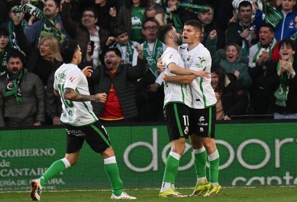 Los jugadores del Racing de Santander celebran un gol.