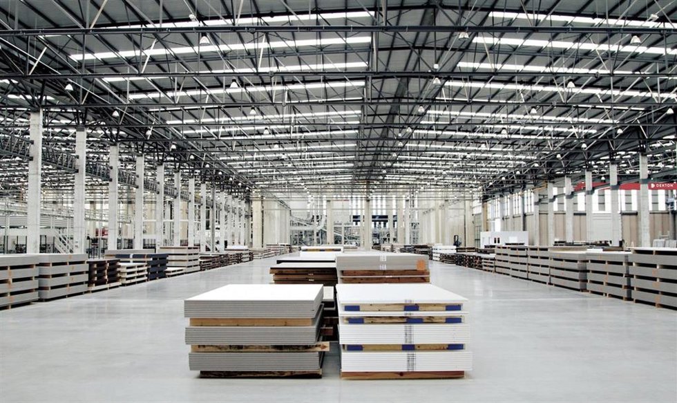 Archivo - Interior de las instalaciones industriales de Cosentino.
