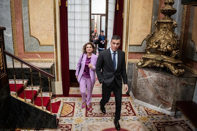 A primeira vice-presidente e ministra da Fazenda, María Jesús Montero, e o presidente do Governo, Pedro Sánchez, ao saírem de uma sessão plenária no Congresso dos Deputados, em 26 de março de 2026, em Madri (Espanha). O Congresso realiza hoje uma 