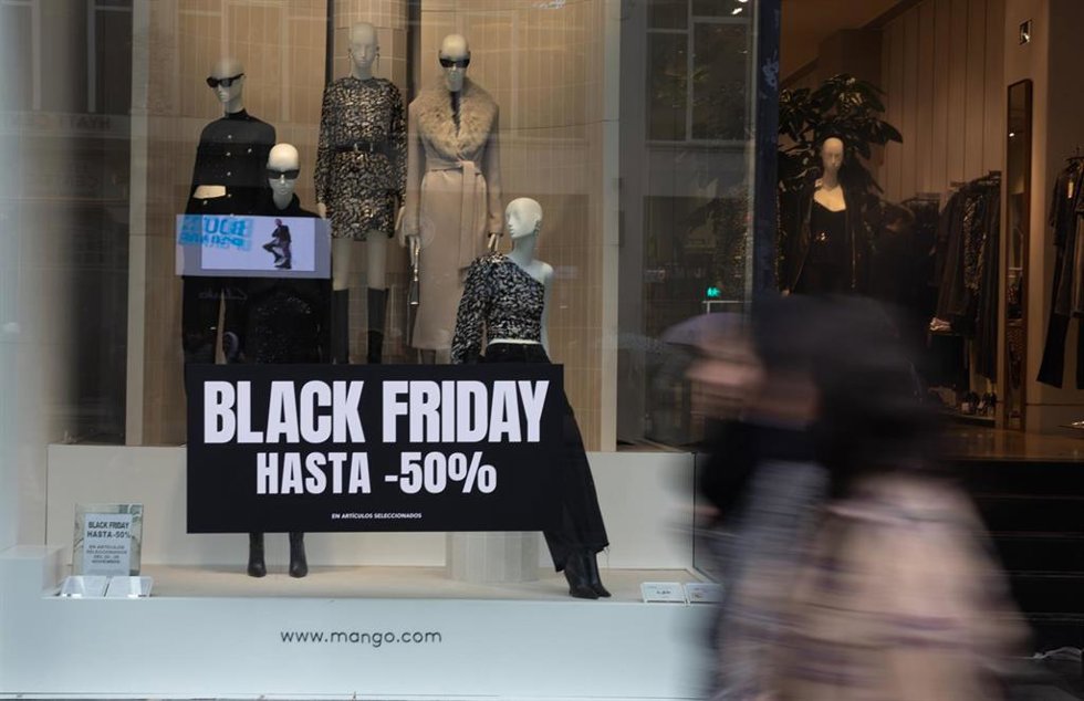 Archivo - Uno de cada tres operadores 'online' muestra "incorrectamente" los descuentos del Black Friday, según Consumo.