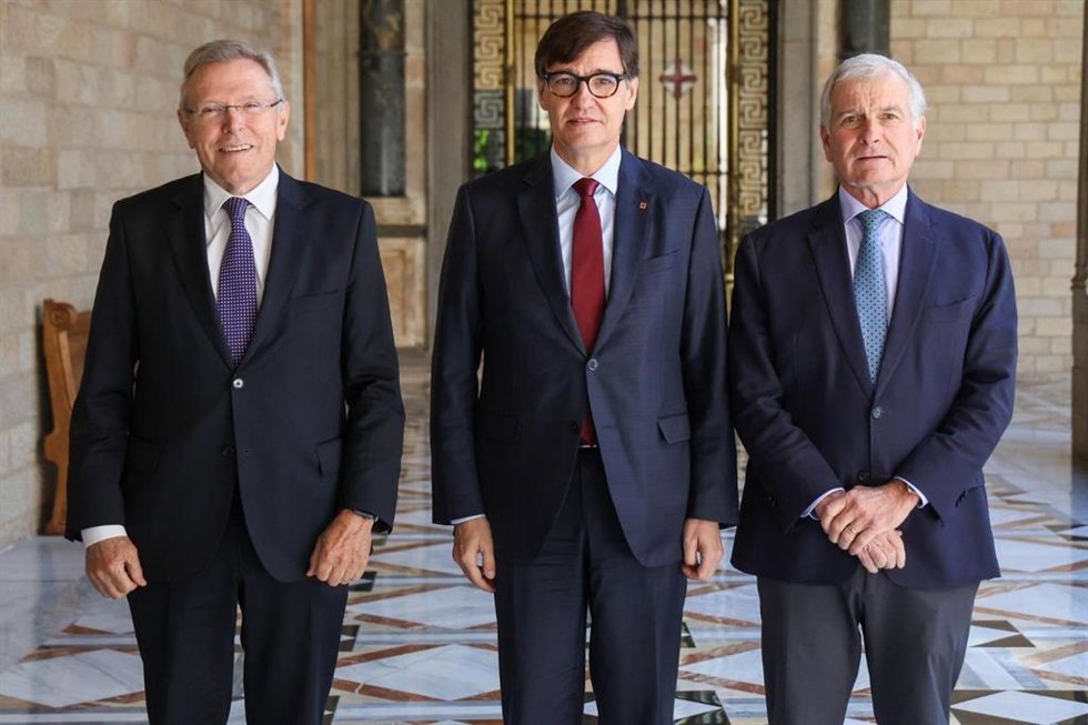 El futuro presidente no ejecutivo de Ercros, Antón Valero; el presidente de la Generalitat, Salvador Illa, y el presidente de Bondalti, Joao de Mello