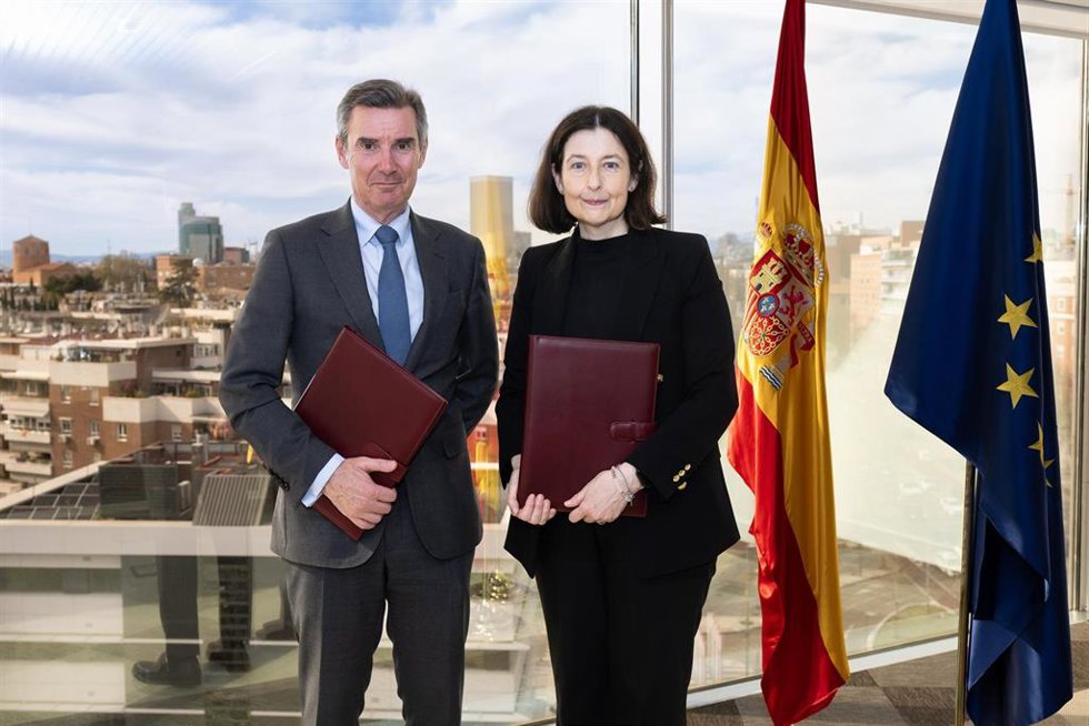De izquierda a derecha: el presidente de la CNMV, Carlos San Basilio, y la presidenta del Consejo General del Notariado, Concepción Pilar Barrio Del Olmo.