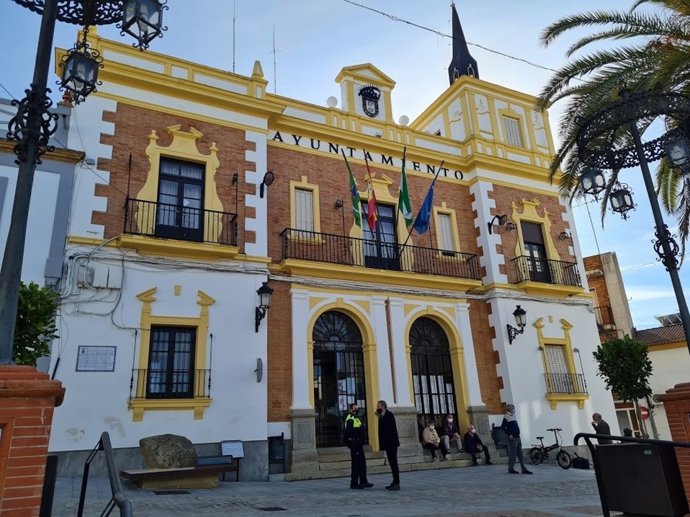 Archivo - Fachada del Ayuntamiento de Valverde del Camino (Huelva).