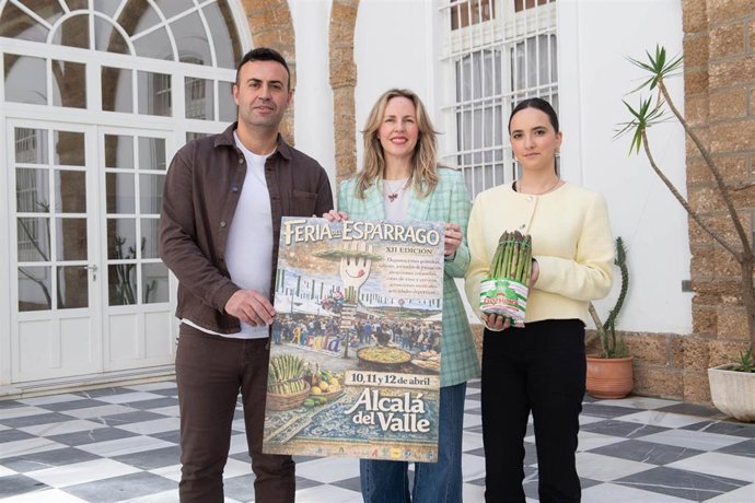 La responsable de Cultura de la Diputación de Cádiz, Vanesa Beltrán (c), junto a los concejales de Fiestas y de Cultura en el Ayuntamiento de Alcalá del Valle, Diego Álvarez y Carmen Sánchez, en la presentación de la Feria del Espárrago.