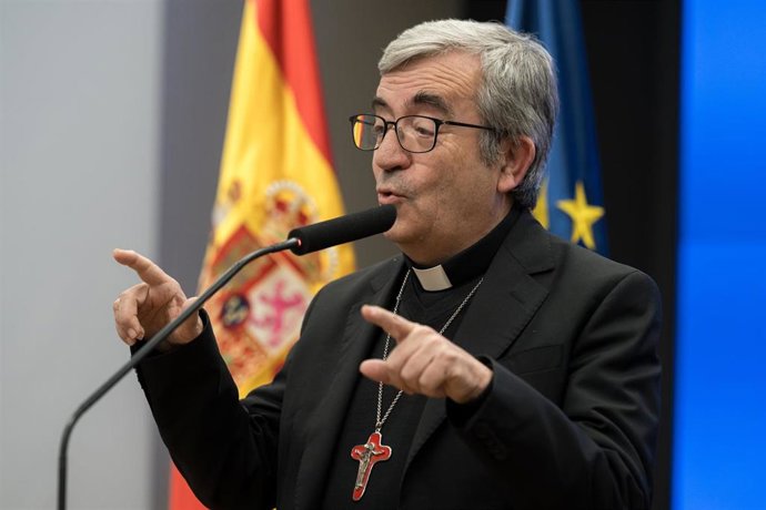 Archivo - El presidente de la Confederación Episcopal Española, Luis Argüello, ofrece una rueda de prensa tras la firma del acuerdo, en el Palacio de Parcent, a 8 de enero de 2026, en Madrid (España). El Gobierno, la Conferencia Episcopal Española y la Co