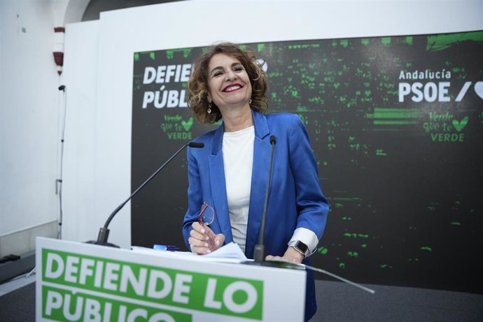 La secretaria general del PSOE-A y candidata a la Presidencia de la Junta de Andalucía, María Jesús Montero, ofrece una rueda de prensa. (Foto de archivo).