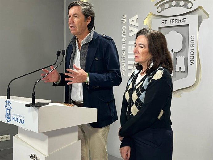 El portavoz de Vox en el Ayuntamiento de Huelva, Wenceslao Font, y la viceportavoz, María López.