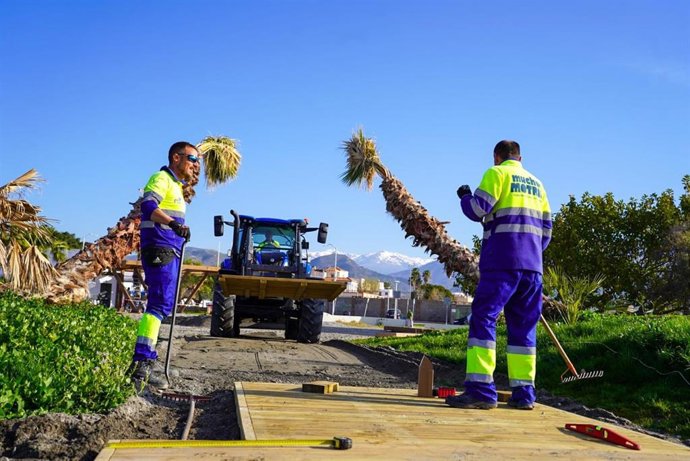 Tareas de mantenimiento y puesta a punto de las playas de Motril de cara a Semana Santa.