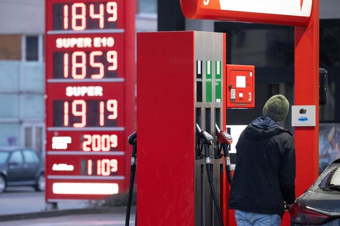 (Foto De ARCHIVO) 03 March 2026, Saxony, Dresden: A Man Is Filling Up A Car At A Gas Station In Front Of A Price Board. Photo: Sebastian Kahnert/Dpa    03/3/2026 ONLY FOR USE IN SPAIN