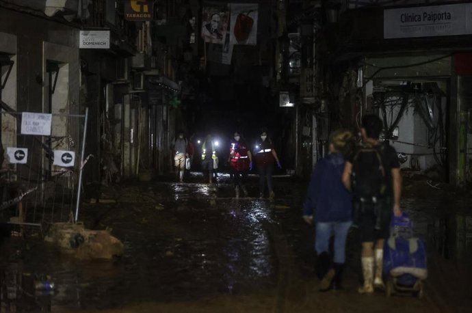 Archivo - Arxiu- Imatge d'arxiu de diverses persones durant un passeig nocturn, a 6 de novembre del 2024, a Paiporta, València
