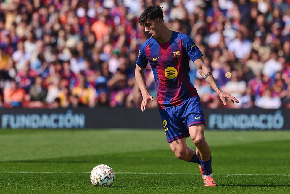 El centrocampista español del FC Barcelona Marc Bernal controla el balón.